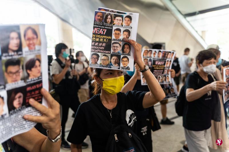 香港47名民主派人士因组织参加初选被控串谋颠覆国家政权一案，昨天在西九龙裁判法院再度提堂。数十名前来旁听的支持者，在法院外高举“Save47，不要让他们被消失”的标语，并高呼“五大诉求，缺一不可”“香港人加油”等口号。（彭博社）