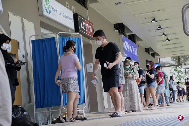 盛港西道第455座组屋附近的居民昨天纷纷到位于组屋一楼的诊所接受检测，求个心安。（陈来福摄）