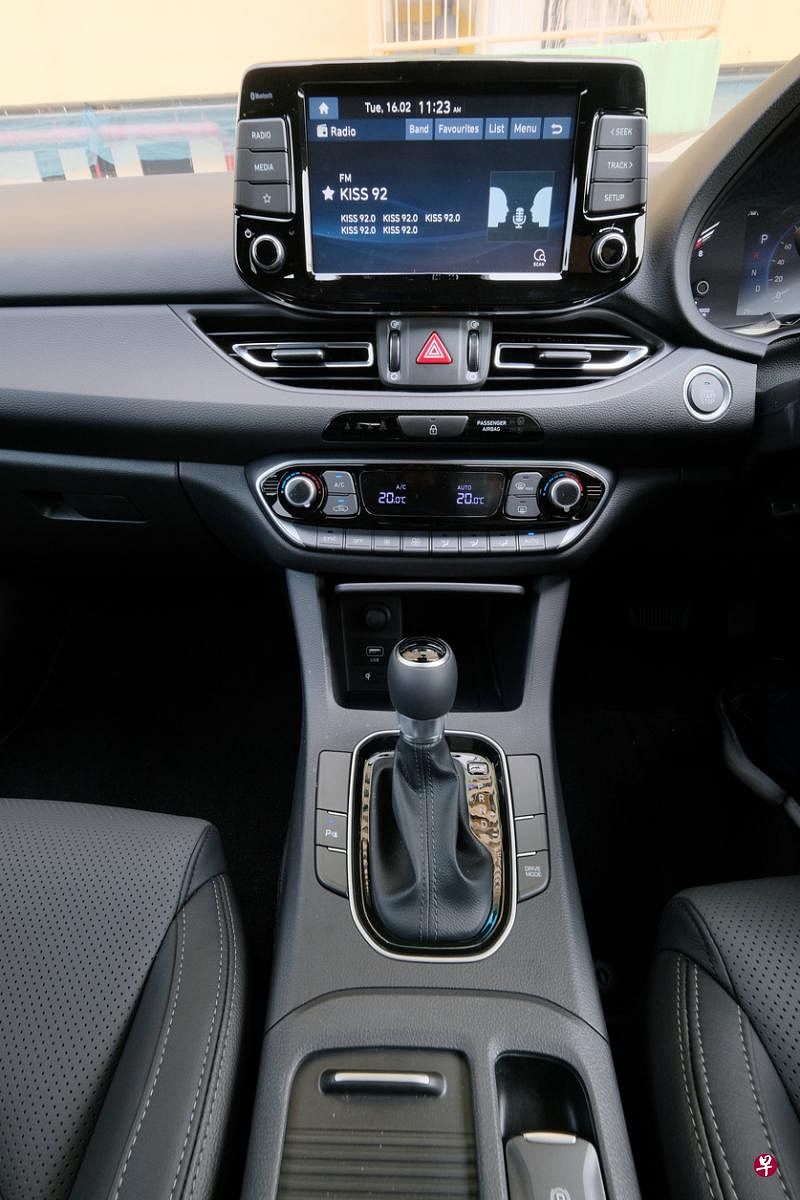 中控娱乐资讯触屏有8英寸，支持Android Auto和Apple CarPlay。