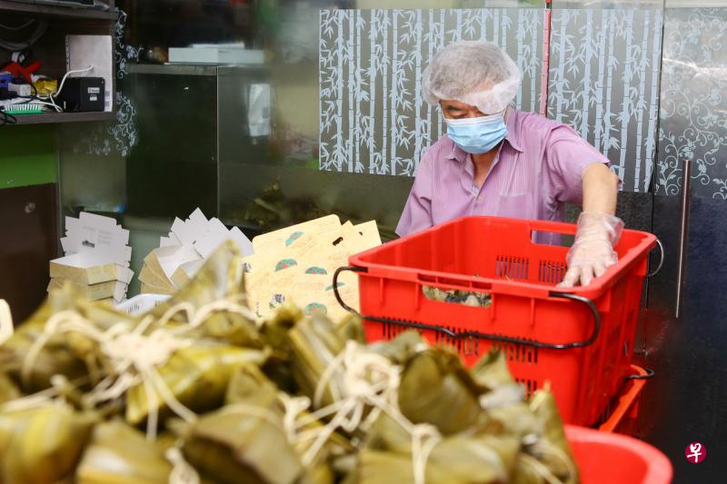 金珠肉粽共聘请六名残障者，包括有视觉障碍的何军海（65岁），他的工作包括准备食材、将裹好的粽子包装起来等。（施策文摄）