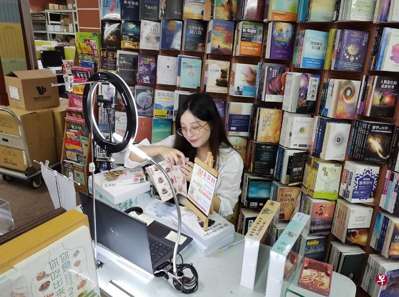 来买网运营经理吴王原在“日日推好书”的书展直播活动中，介绍《淘气包马小跳》儿童书系列。来买网是友联书局与中国安徽新华发行集团合资经营的东南亚最大的线上华文书店。（友联书局提供）