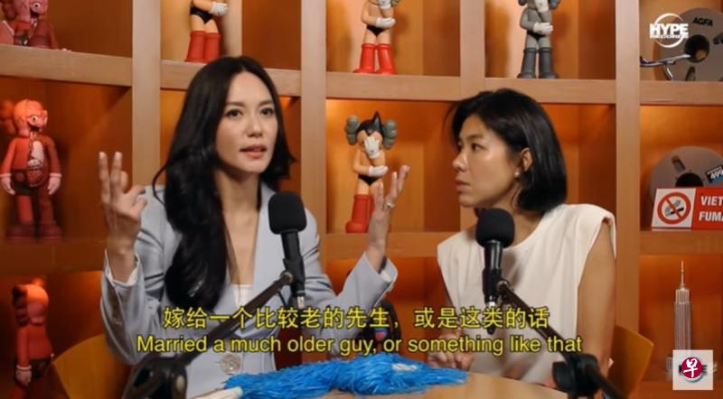 左图：郭妃丽（左）邀请李心钰上《悄悄密密》，两人的共同点是皆嫁给洋人老公。（互联网）右图：郭妃丽（右）日前从悉尼返新，和老公暂时分隔两地。（互联网）