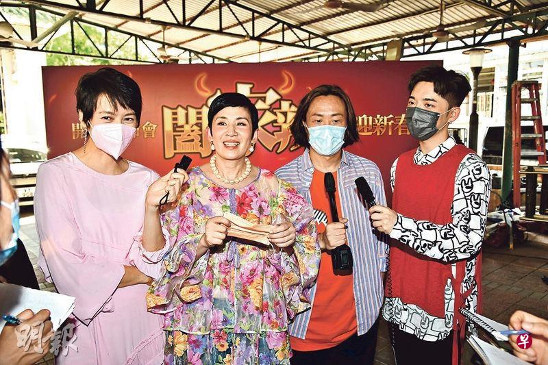 梁咏琪（左起）、吴君如、郑中基及吕爵安出席贺岁片《阖家辣》开镜拜神仪式。（互联网）