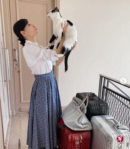 欧菁仙回新前把爱猫暂时寄居朋友家，道别时对猫说：“你可以随时跟我视讯，我已经教过你咯。”（IG图）