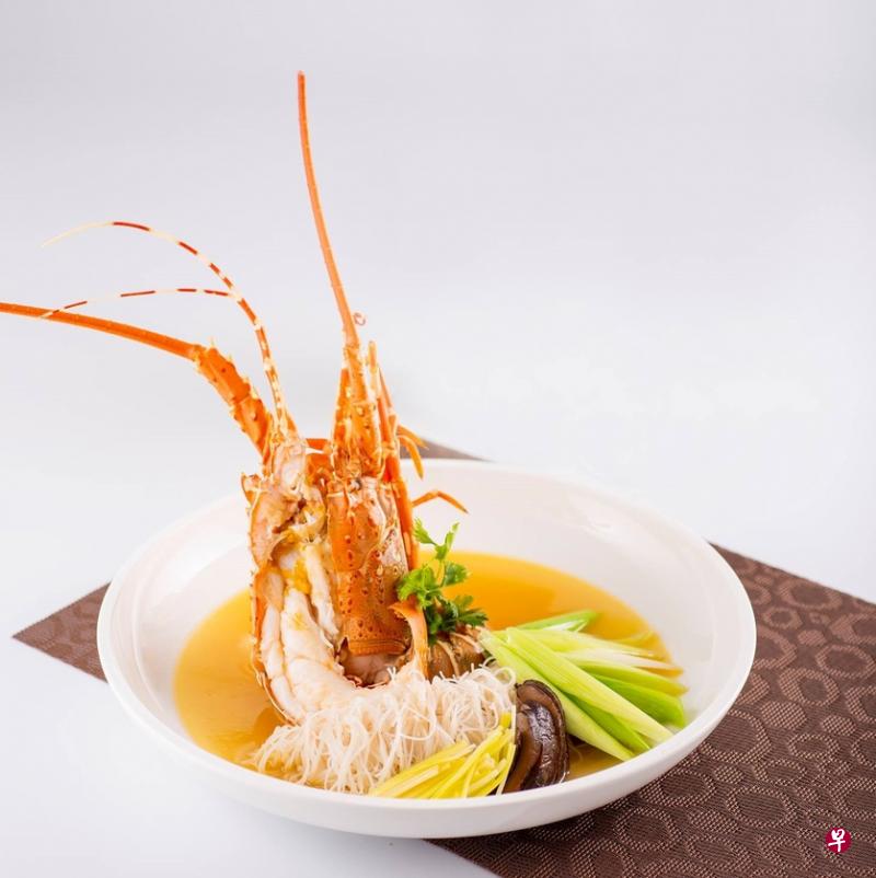 食客可上网订购首都新加坡和赞美广场旗下餐馆的佳肴，图为名厨餐馆的上汤蒜子龙虾焖米粉。（餐馆提供）