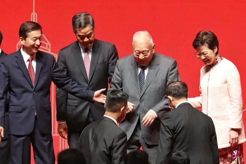 香港前后三任特首都出席昨天的“中国共产党与一国两制”主题论坛，首任特首兼现任全国政协副主席董建华（右二）进场时与现任特首林郑月娥（右一）有说有笑，上台合影时更由林郑搀扶。相比之下，上一任特首、现任全国政协副主席梁振英（左二）则与董建华较少交谈，有关互动差别引起媒体关注。左一为香港中联办主任骆惠宁。（中通社）
