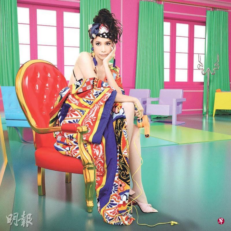 莫文蔚的新MV穿D&G品牌（左图）遭网民抵制。她上周末在香港卖力开唱。（互联网）