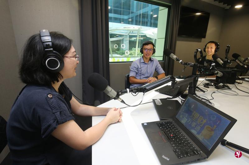 在录制第100集“理财万事通”时，华文媒体集团新闻中心财经新闻副主任胡渊文（左起）、财经新闻记者周岳翔与电台96.3好FM的DJ王德明分享最受听众关注的理财课题。（邬福梁摄）