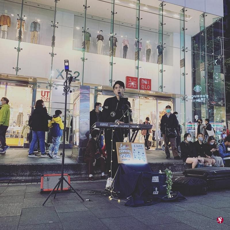 吴健豪在台北西门町街头表演。