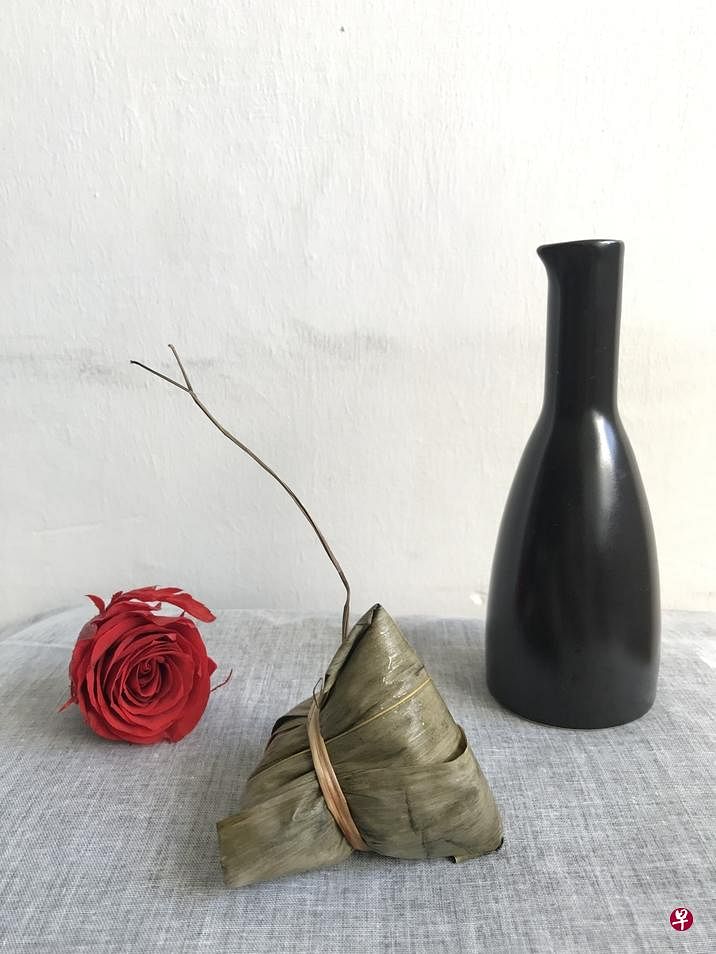 家婆今年包裹的传统肉粽。（黄向京摄）