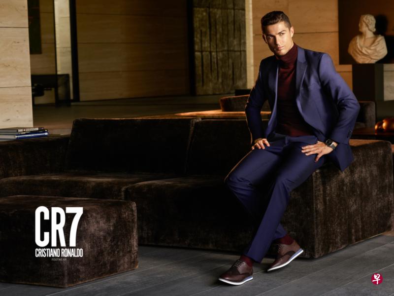罗纳尔多为自家品牌CR7拍摄鞋品宣传照。