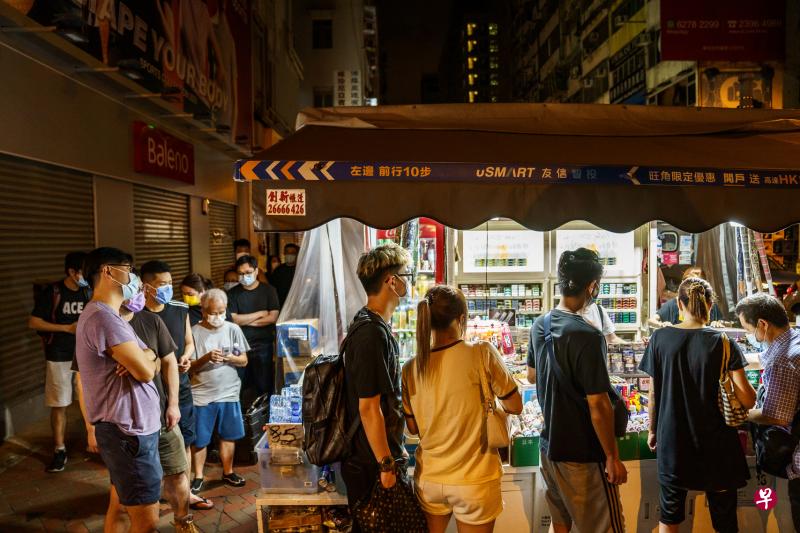 《苹果日报》昨天加印至50万份发行，当首批出版的约1800份《苹果日报》于凌晨送抵旺角的一个报摊时，已有逾40名港人在场排队等候购买，不少人购买逾10份表示支持《苹果日报》。（彭博社）