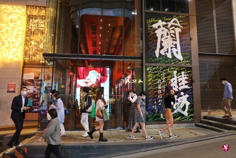 香港政府昨天公布本周四起放宽多项防疫措施，包括酒吧、夜店、夜总会，在对员工及顾客要求不变下，每桌人数上限放宽至四人。图为香港旅游热点兰桂坊。（中通社）