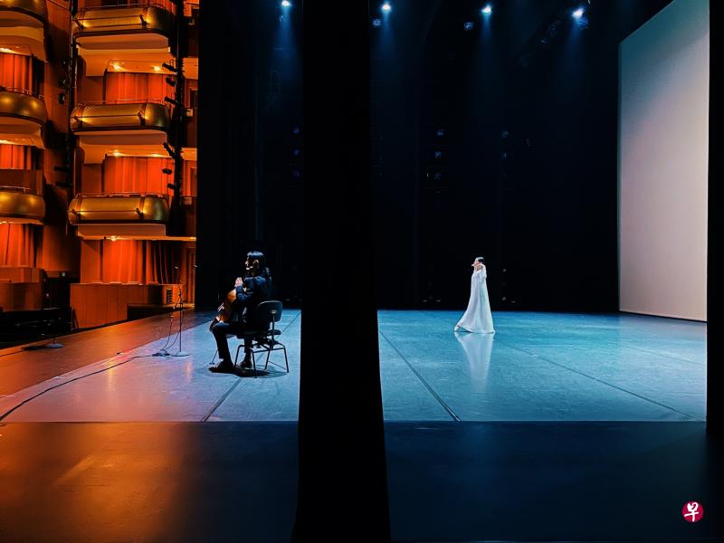 《我们的韵律》是新加坡舞蹈剧场和新加坡交响乐团首次合作表演，由交响乐团大提琴首席吴沛轩（左）和舞团当家花旦内田千裕领衔主演。
