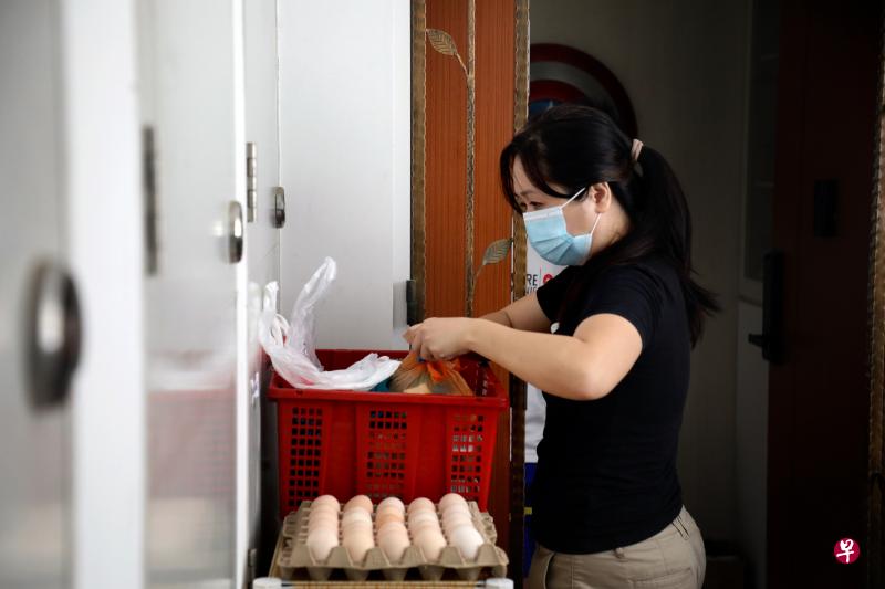 当团购负责人不容易，林若男除了小心点货，还要确保鸡蛋按照类别和重量排列清楚，方便邻居取货。（严宣融摄）