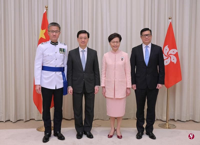 林郑月娥（右二）昨天公布中国中央政府任命李家超（左二）为政务司司长、邓炳强（右一）为保安局局长及萧泽颐（左一）为警务处处长。（香港中通社）