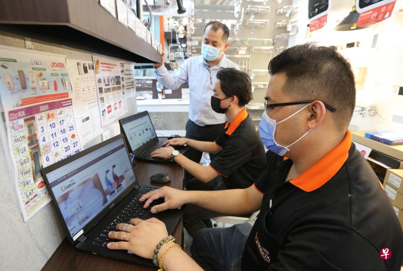 家庭用品电器公司优立五金（UnidBox）通过电子商务和技能培训把原有的传统五金店业务搬到网上和重新设计工作，同时吸引年轻一辈加入团队，最终把网上销售额提高五倍。左一为该公司创办人黄兴坤。（庄耿闻摄）