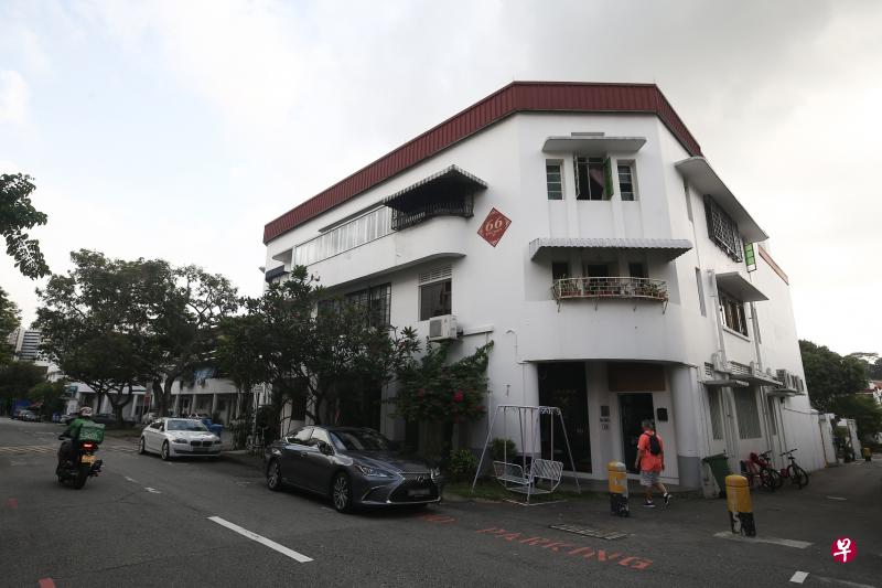 永发街第66座组屋出现三户人家的13起冠病确诊病例，当局为安全起见，规定所有居民接受强制检测。（陈渊庄摄）