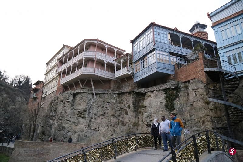 许多别具特色的建筑物都建在陡峭的岩石上。