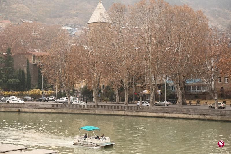 库拉河把整个城市分割为古城区和新城区。