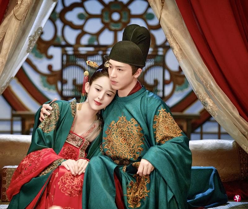 古力娜扎（左）和许魏洲主演的《风起霓裳》是唯一上榜的古装剧。