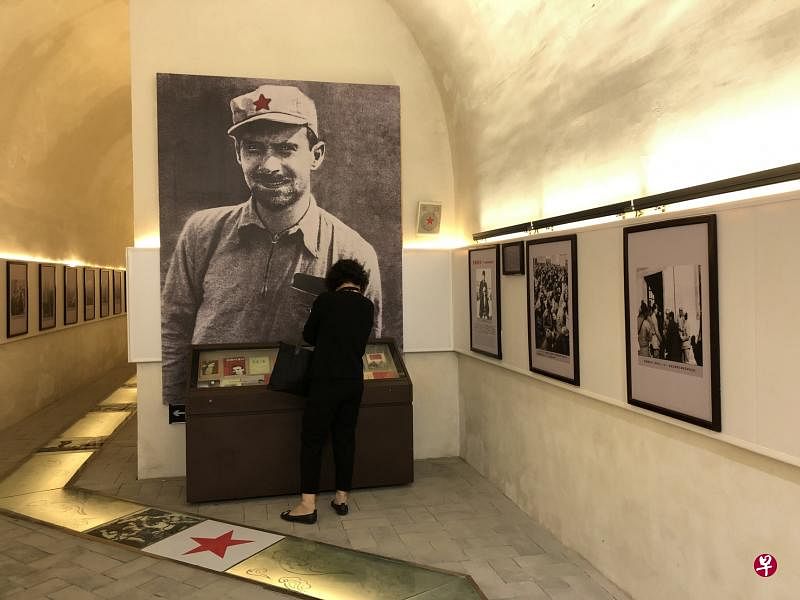 延安红星园一个防空洞中，陈列400多张中共在延安时期与国际人士互动的老照片，其中美国记者斯诺的照片被特别放大。（杨丹旭摄）