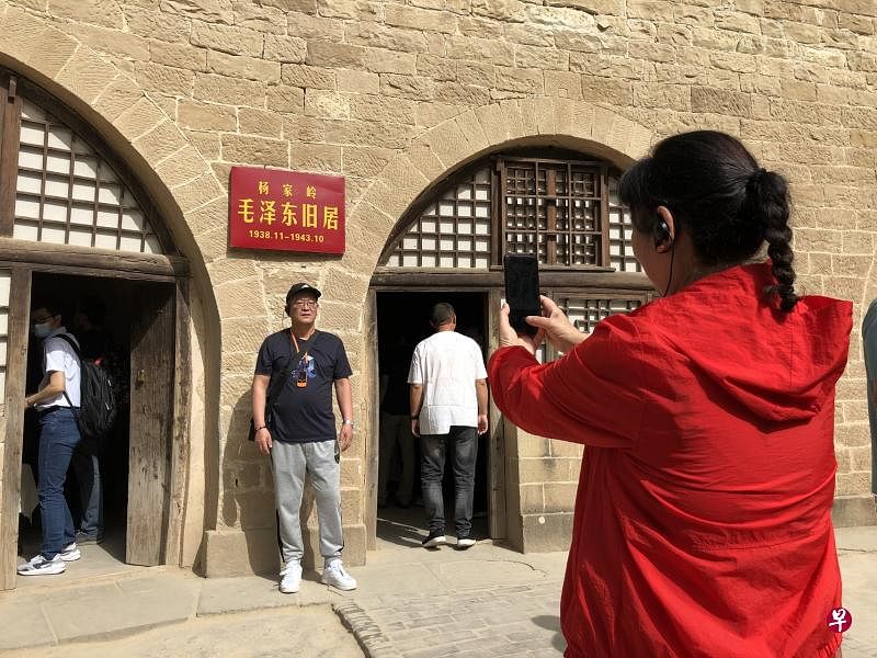 中共建党100周年在中国掀起红色旅游热，大批民众到延安“打卡”中共领导人的旧居。（杨丹旭摄）