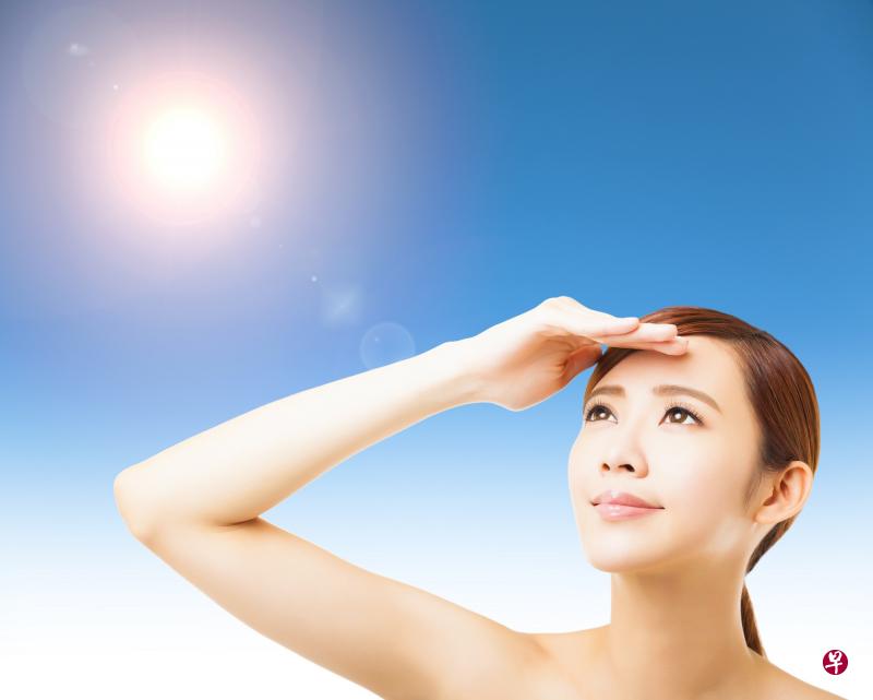 太阳晒多了，会加速皮肤老化，出现黑眼圈。（图/iStock）