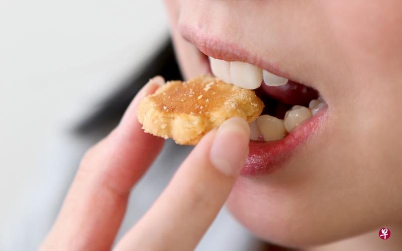 拥有健康的牙齿，年纪大了就可以继续咀嚼食物、享用美食。（档案照）