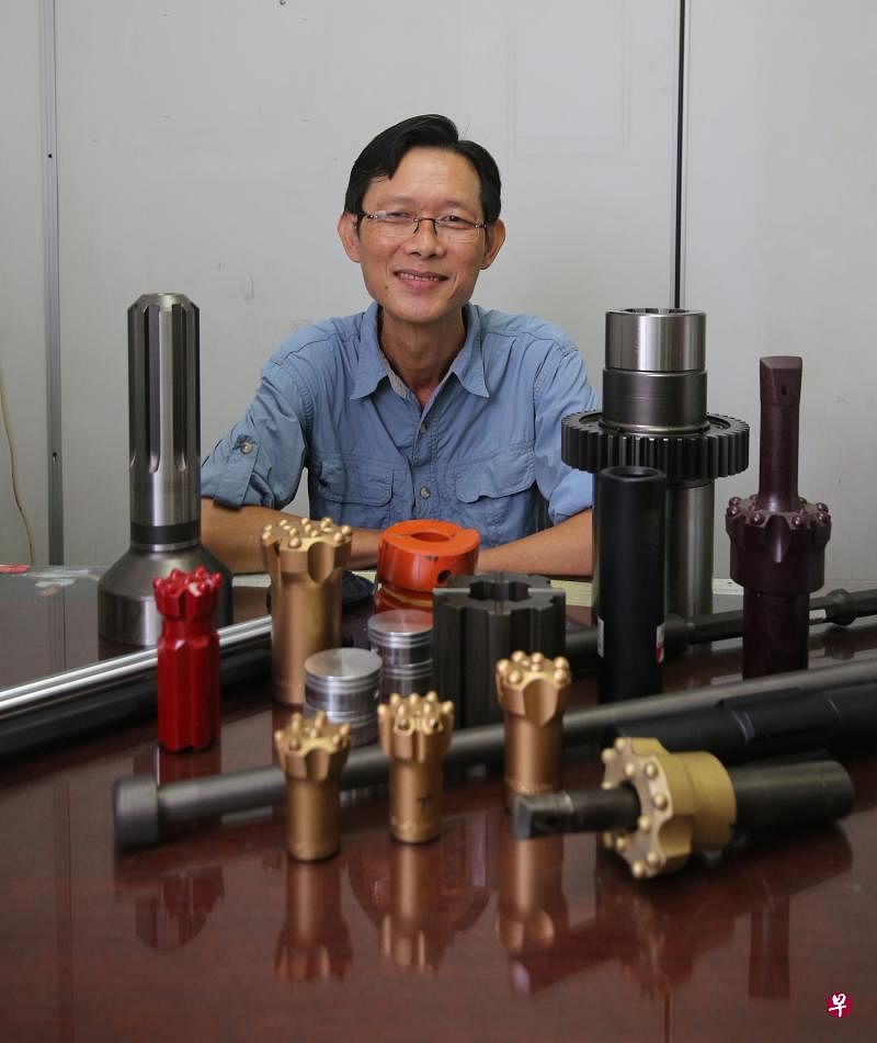 陈万福熟悉各种专业建筑器材和零件，如今更通过电商平台为世界各地的客户进行采买。（唐家鸿摄）