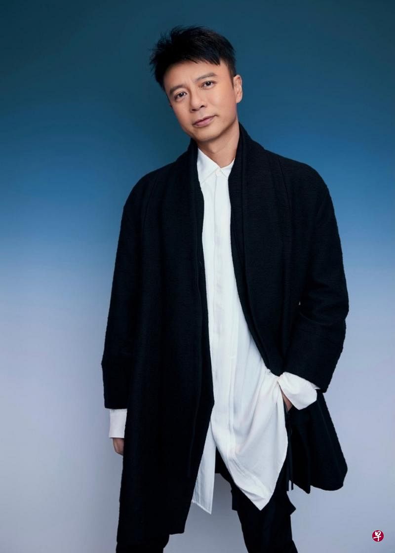 李克勤带领参赛者过关斩将。