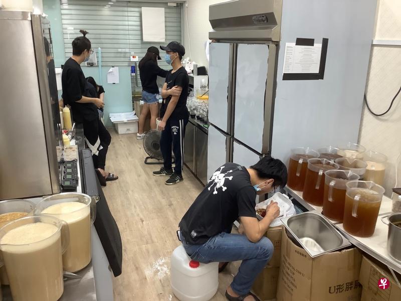 　连锁泡泡茶店Bober Tea一家位于金文泰的分店，在去年病毒阻断措施期间仍在店内进行员工培训。（新加坡食品局提供）