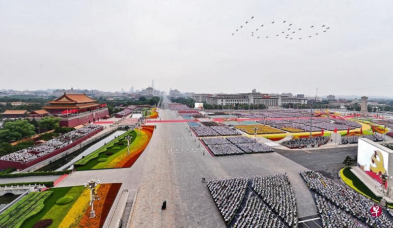 庆祝中国共产党成立100周年大会昨天在北京天安门广场举行。图为飞行表演组成“100”字样。（新华社）