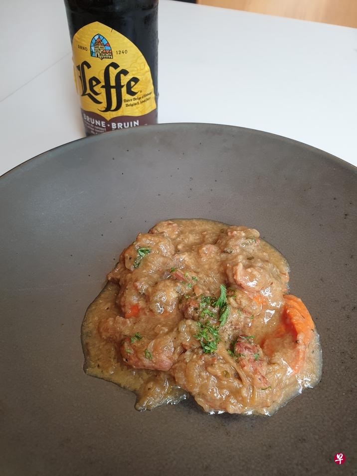 比利时啤酒遐迩闻名，人们也将它加入食物中，图为啤酒炖牛肉。