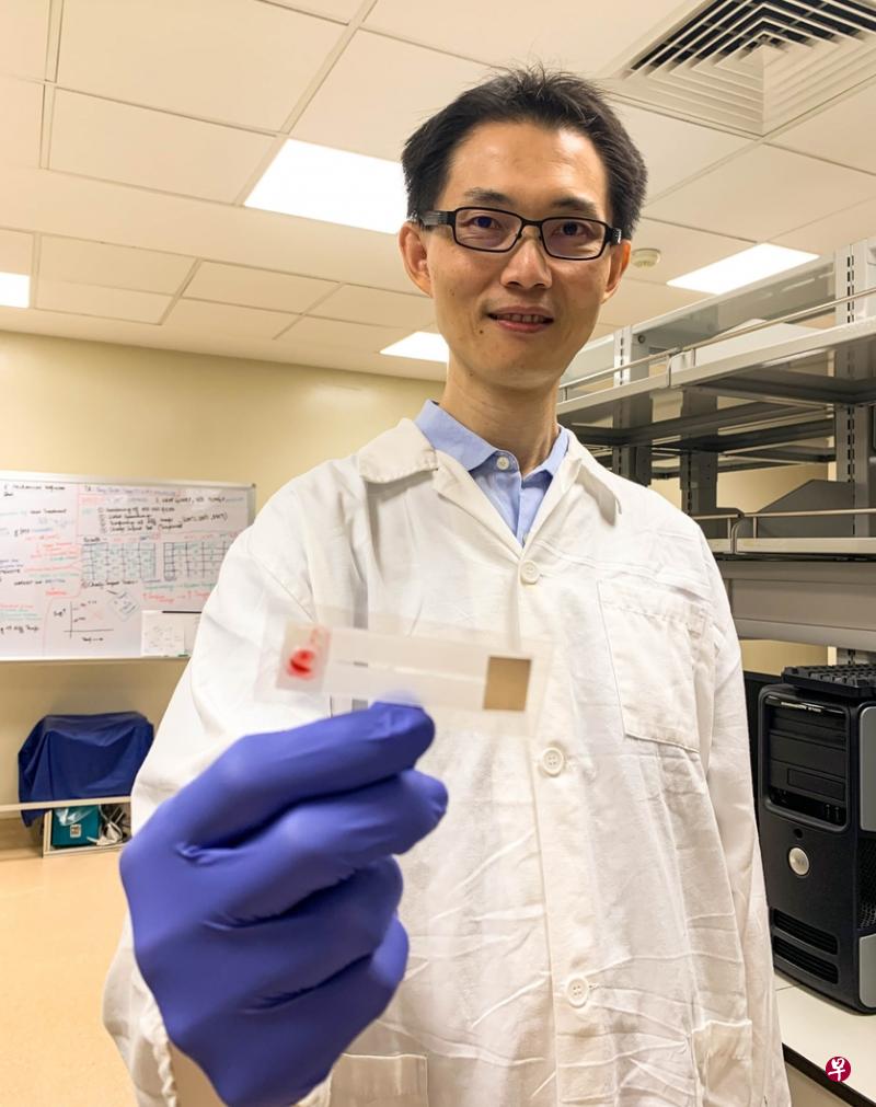 南大化学与生物医学工程学院研究员阮健文和南大研究团队研发出可快速检测疟疾的试剂盒。（南洋理工大学提供）
