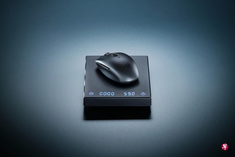 雷蛇Orochi V2不到60克的重量适合外出携带，办公游戏两相宜。