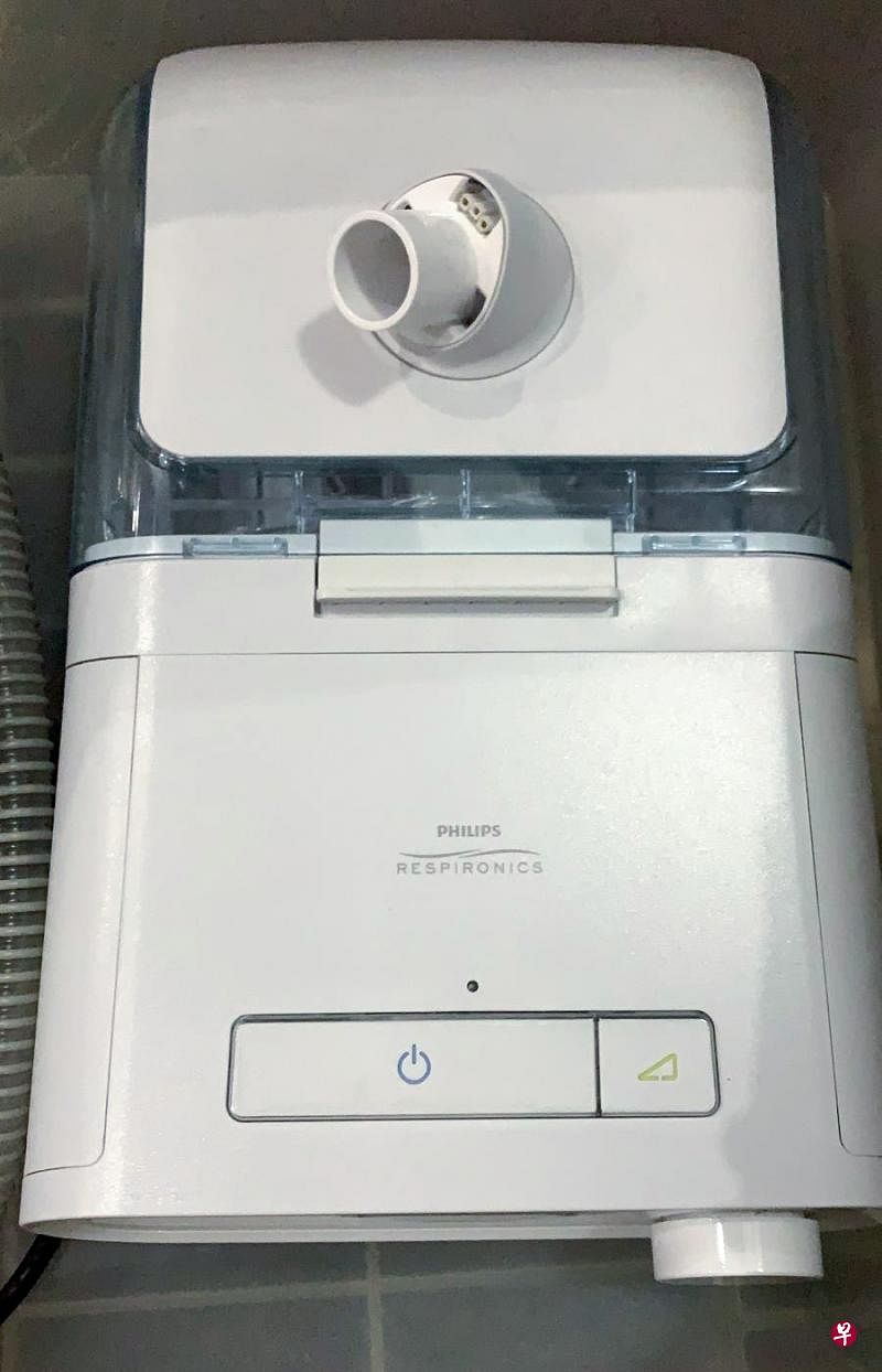 陈女士四年前开始使用飞利浦DreamStation型号的持续呼吸道正压通气器（CPAP），在得知该仪器有安全隐患后，她已暂停使用。（受访者提供）