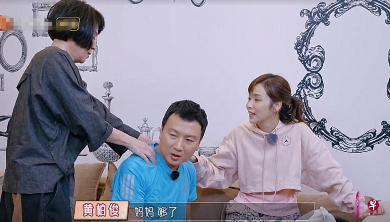 侯佩岑（右起）看着丈夫被自己的妈妈按摩。