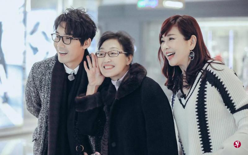 陈松伶（右起）偕家婆和丈夫上节目。