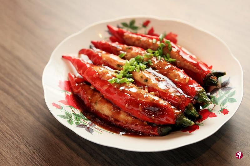 客家式的香煎酿辣椒，是何志强师傅思思念念的家乡味。