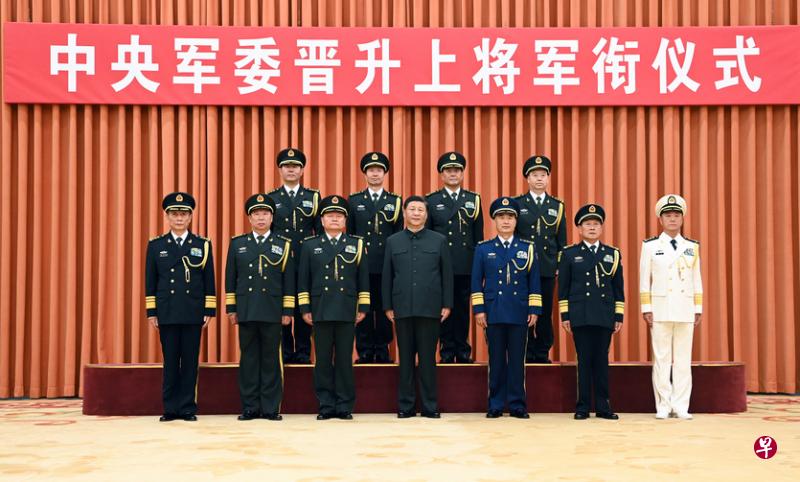 中央军委晋升上将军衔仪式前天在北京八一大楼举行，图为习近平（前排中）与其他中央军委成员同晋升上将军衔的（后排左起）刘振立、王秀斌、徐起零、巨乾生合影。（新华社）