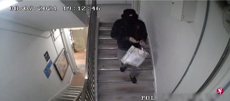 闭路电视拍摄到嫌犯抢劫后走楼梯离开现场。（警方提供）