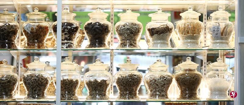 开店以来就采用的玻璃罐，店家视为宝贝。（陈渊庄摄）