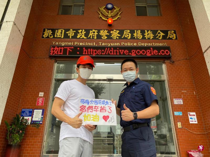 ←王建复（左）投资的日式餐酒馆最近送出500个爱心便当给前线人员。（受访者提供）