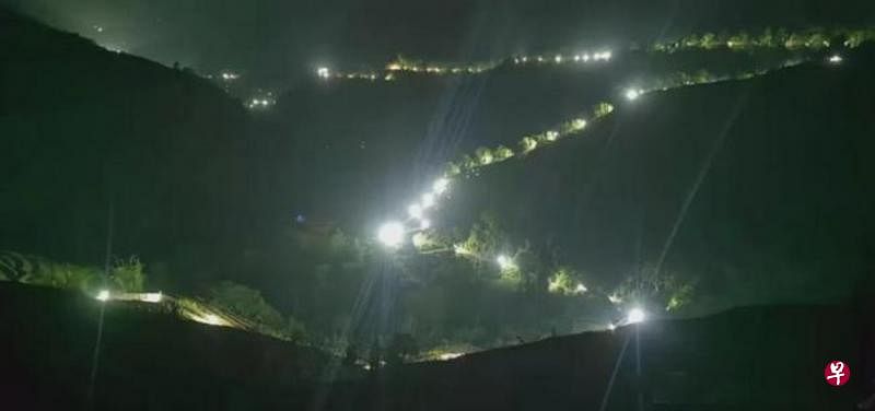 为了防疫，中缅边境城市瑞丽在几个月内修好了500多公里的隔离网墙，晚上亮灯犹如古代烽火台。网上消息说，这座新“南方长城”由钢铁围栏和铁丝网组成，铁丝网上布满刀片。（互联网）