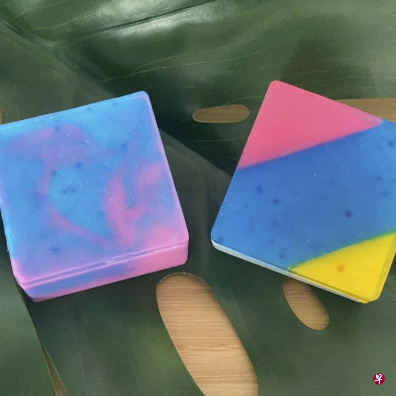 以纯精油自制两块天然肥皂。