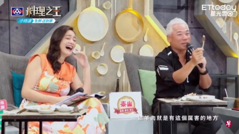 《料理之王2》首集评选导师邀请到巫启贤（右）与Janet谢怡芬。（互联网）