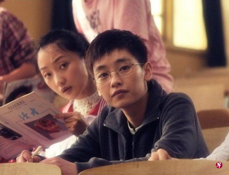 ↑刘雅瑟（右）在《致我们终将逝去的青春》演出假小子朱小北而受到关注。她也曾在港片《麦路人》演出单亲妈妈（右图）。（互联网）
