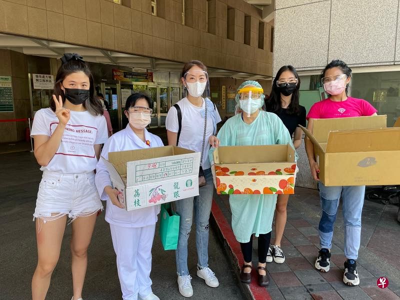 在端午节前夕的6月13日，贾永婕（左三）与大女儿安安（左一）和小女儿小羽（右二）到医院送物资。当天她宣布已在三天内募到342台有“救命神器”之称的高流量氧气鼻导管全配系统（HFNC）。（受访者提供）