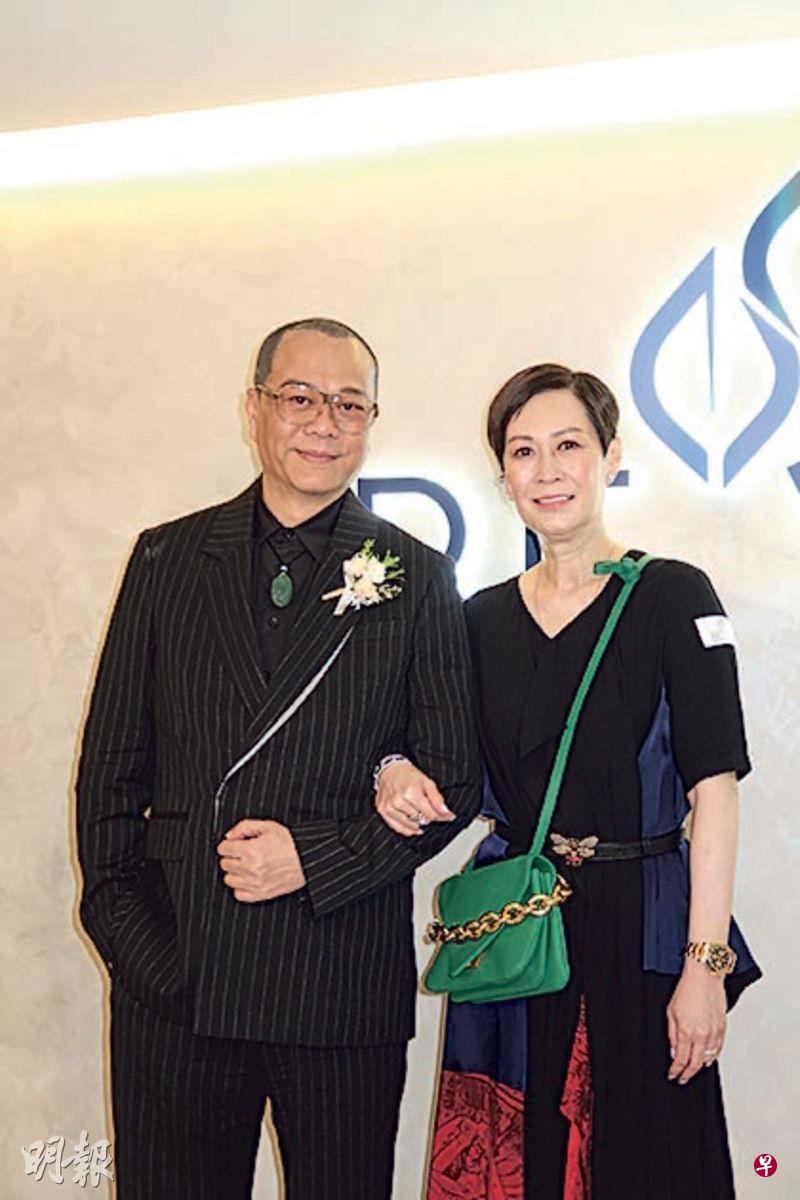 欧阳震华（左）与老婆现身开幕活动。（互联网）